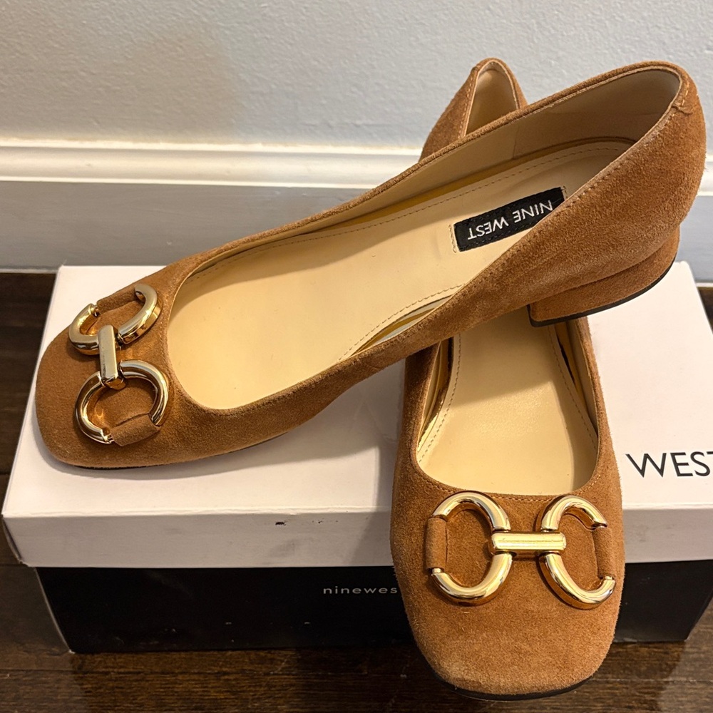 JUST GOT SOLD!!! Nine West Works Dress Flats with Gold Detailing - Picture 3 of 9